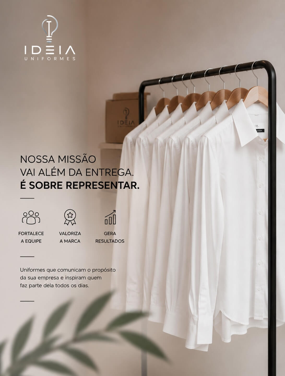 Camisas sociais brancas alinhadas no cabide